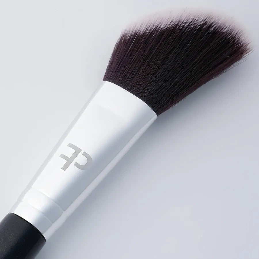 Pennello bronzer e contouring da vicino