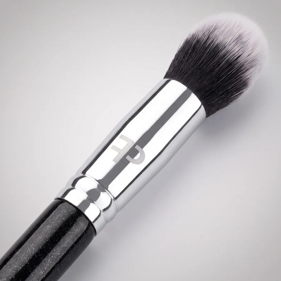 Pennello blush e contour in crema da vicino