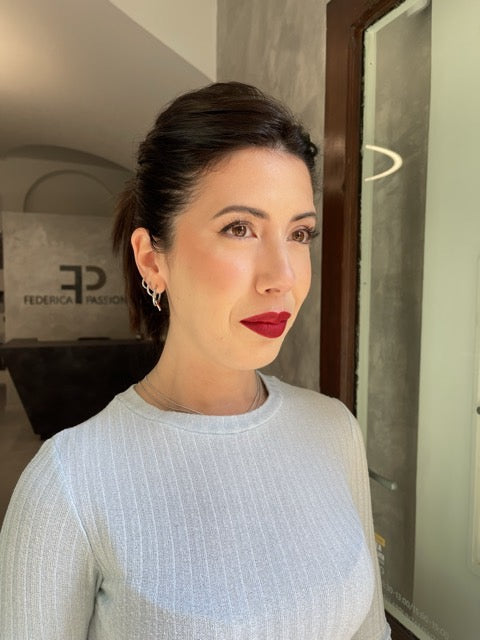 La stessa ragazza truccata, con rossetto rosso, dopo la lezione