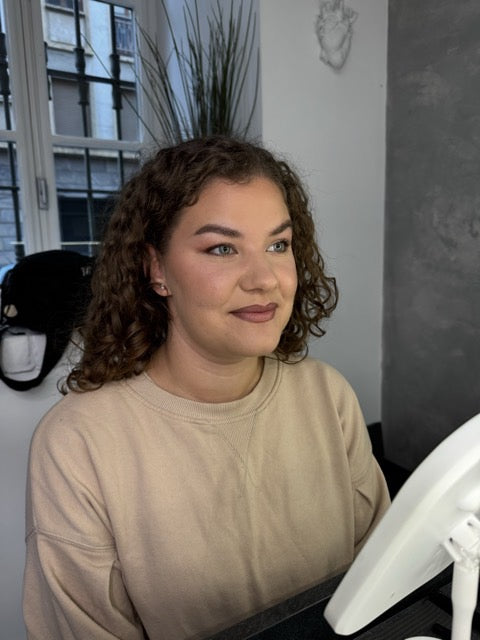 La stessa ragazza con un trucco naturale, dopo la lezione