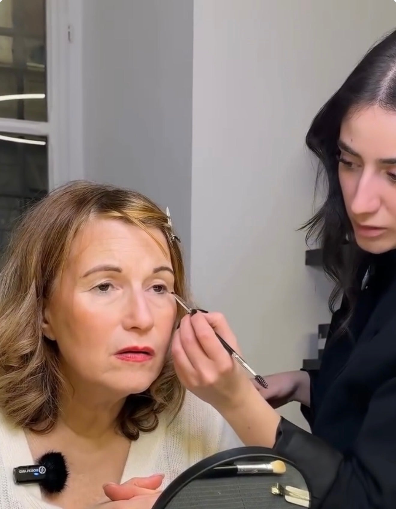 Federica Passione al lavoro nel suo negozio di Torino su una cliente over 40